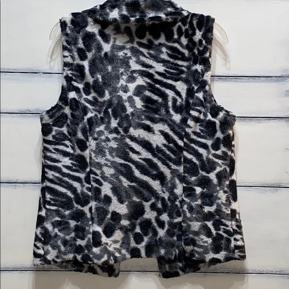 CHICO'S faux fur vest - Picture 2 of 2
